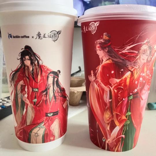 今天妈妈带萱萱去喝瑞幸，妈妈喝红茶，萱萱喝草莓果茶，后面两个是吃亲嘴烧得的壁纸🥰（禁🔪图）