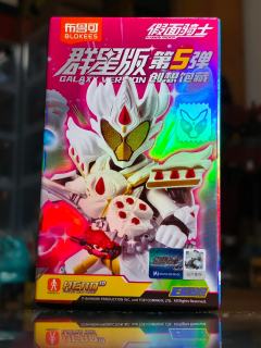 假面骑士﻿群星版第五弹，一发入魂创骑
红蓝搭配相当耀眼
姿势