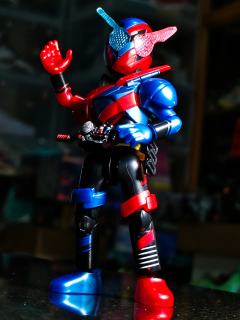 假面骑士﻿群星版第五弹，一发入魂创骑
红蓝搭配相当耀眼
姿势