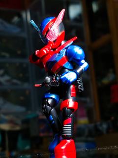 假面骑士﻿群星版第五弹，一发入魂创骑
红蓝搭配相当耀眼
姿势