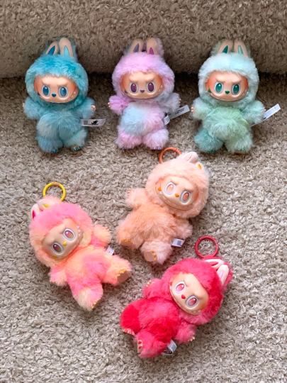 曾经 2800 端一盒，如今低于原价都没人要。风停了，价跌了，爱不动也躲不过。低于原价的Labubu 真香，真爱党捡漏黄金期，冲！