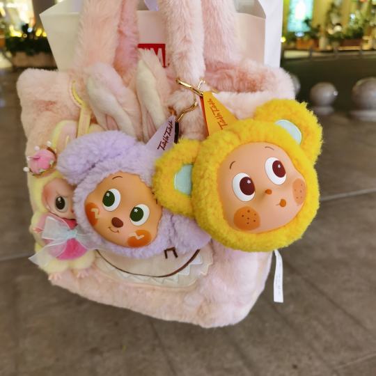 在店里逛着，遇到耳机包补货，新端，买了两个。没有开到最喜欢的咖啡和草莓，但是这两个也很可爱，不是绿色就好哈哈哈。