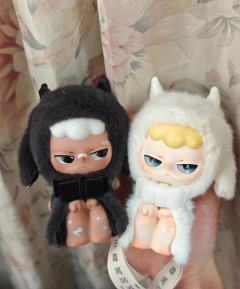 kubo首个搪胶毛绒，简直太好看了，✨ 光与影黑白双煞直接戳