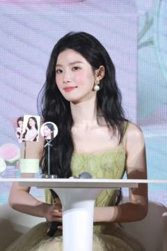 在绸缎与金属碰撞的空间里，看见美与力量的共生