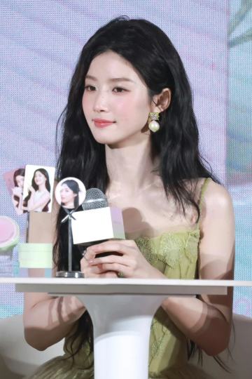 在绸缎与金属碰撞的空间里，看见美与力量的共生