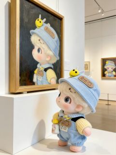 被Dimoo新生日记新款萌化了！  
浅蓝绒毛连体衣+小蜜蜂