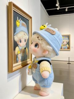 被Dimoo新生日记新款萌化了！  
浅蓝绒毛连体衣+小蜜蜂