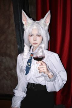 第一次去二次元夜场，待了三分钟就出来了，那里的环境和人与我格