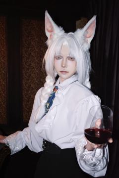 第一次去二次元夜场，待了三分钟就出来了，那里的环境和人与我格