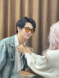 很难评的本。唯一优点只有最后剧情的抉择,终于不是自以为是的所