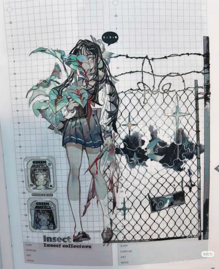 冷色调的青绿色植物、暗调的铁丝网与带血色的人物形成强烈视觉冲突，颓废又破碎的氛围感拉满，暗黑系的美学表达特别戳人。