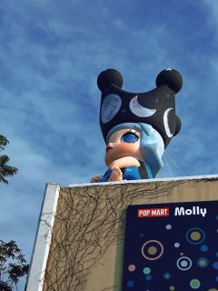 虽然展览的molly和我家的molly差不多。但是纪念品还是