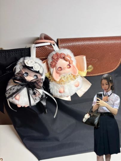 迷你版搭在包包上很可爱呀 明天可🐛左滑看哪里能买到