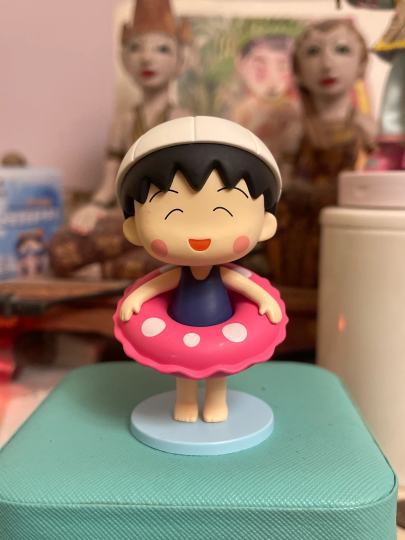 太完美了，表情生动，游泳一套装备她都齐了，看她得意的样子好好笑，但估计小丸子不会好好学游泳的，她就是那个文具多的差生，哈哈哈