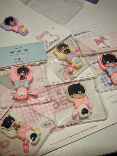 准备了这种类似的物料，还在准备ing喜欢的宝宝来和我换呀，2.1贵阳环海聆心呢，来玩的时候抓我，后面应该还会准备其他的物料，光夜和深空的男主都会准备的但是目前没有照片，等我思考思考还可以准备什么，到时