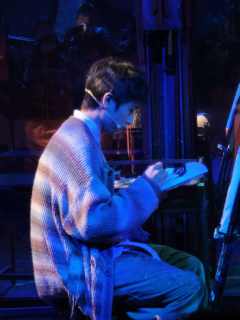 话剧《禁忌的色彩》以极具张力的舞台呈现，撕开了世俗规训下人性