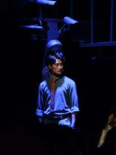 话剧《禁忌的色彩》以极具张力的舞台呈现，撕开了世俗规训下人性