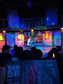 话剧《禁忌的色彩》以极具张力的舞台呈现，撕开了世俗规训下人性