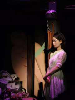 话剧《禁忌的色彩》以极具张力的舞台呈现，撕开了世俗规训下人性