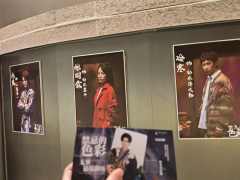 话剧《禁忌的色彩》以极具张力的舞台呈现，撕开了世俗规训下人性