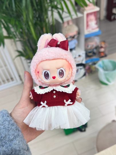 wuli闪闪虽然感觉头型相较毛球没有那么圆，但是整体更漂亮，喜欢这套衣服和蝴蝶结！要配个好看的鞋子给宝宝