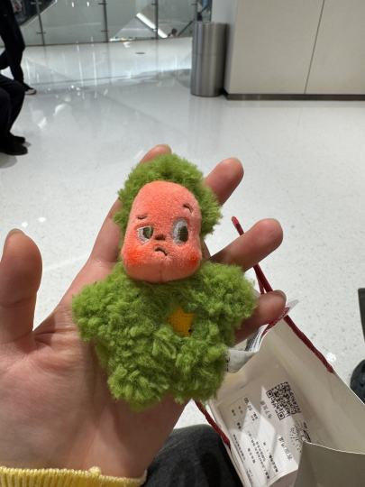 家人们 今天抢的小饼干 拆出来怎么感觉不太对笑死，直接申请换货二编：换好啦这只好甜  右划 放图二了 原谅泡泡玛特  就是等的时间有点长