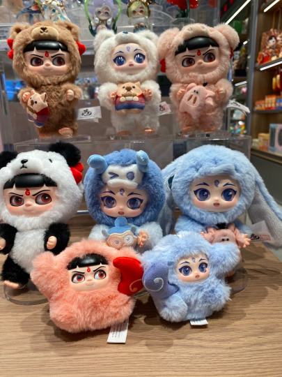 哪吒魔童闹海系列隐藏拿下
台面上最轻的那几个里面
后来称了下是115.4g
编码意义不大
至于网上最多人讲的什么上下两到三指
两个娃娃叠在一起 
我真不知道怎么可能会有空间
我这个只有半指不到
还有另