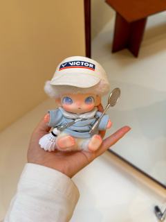 “我的快乐是Dimoo给的～”🏸
掌心大的棉花娃娃  
戴