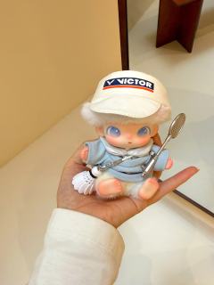 “我的快乐是Dimoo给的～”🏸
掌心大的棉花娃娃  
戴