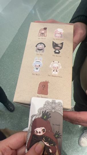 名创优品堆在下方货架，满盒摇了下，又满又重。同样手感小孩和管家也能接受买单是隐藏