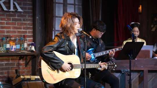 终于等到了2.0回归，当我再次走进熟悉的地方，不由得感到一种莫名的安心。当灯光渐暗，Jack拨动吉他弦，沙哑而深情的嗓音充斥整个livehouse，眼中执着又温柔，那个为爱与梦想燃烧的摇滚青年刻画又回