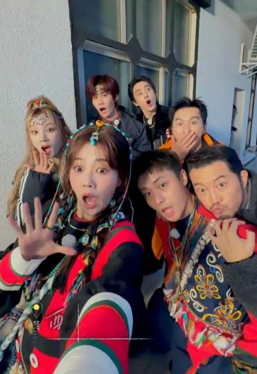 这次奔跑吧天路篇去了新疆和西藏拍摄无论是嘉宾的状态还是环节的安排都很好，就是要注意身体通天要多穿衣服，高原要常带氧气罐,望身体健康万事如意心想事成一切顺利