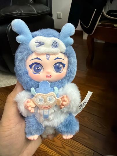 挺可爱的 人物还原度很高 就是搪胶品质差了点 泡泡玛特这个价格的确是割韭菜了