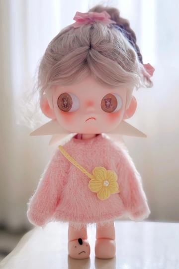 被这个Zsiga粉色少女套装狠狠戳中了！  
毛绒外套软乎乎的，配上透明粉眼镜真的甜度爆表～  
双马尾+小棕发饰细节超精致，连玻璃眼都带图案！  
白皮鞋一搭，整个就是害羞捂嘴的小可爱本可爱💕  
