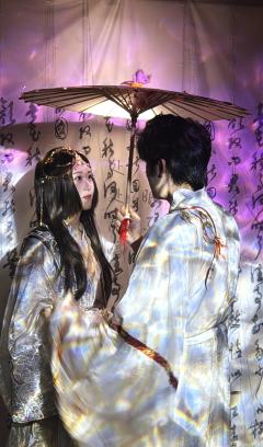 至高至明日月，至亲至疏夫妻。
愿上天垂怜，莫教吾夫再历风霜，