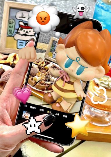 小蜜蜂鼓气进食中...