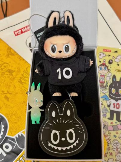 从第一次抢到labubu毛绒，到抽中盲盒隐藏的惊喜，再到蹲点抽到十周年限定，再飞去上海亲自拿到手的满足，这大概就是老粉独有的仪式感✨
十年陪伴，潮玩早已不止是摆件，更是藏在盒子里的青春回忆。老粉的快乐