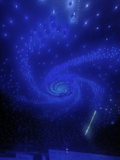 夜空掠过彗星，是你夙愿已了。
窗前飘过彗星，是我得偿所愿。
