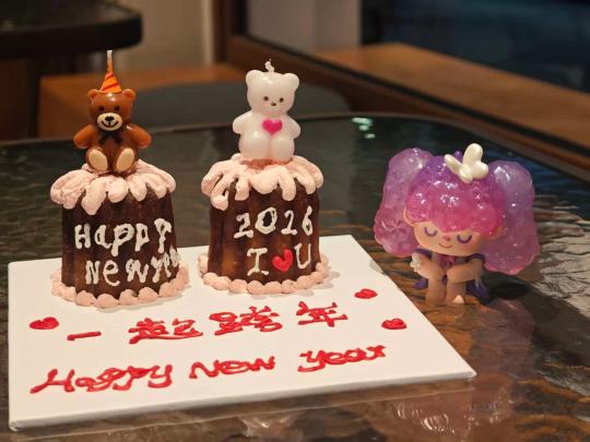 台面上130克左右的两个里，选了一个上下摇像石头一样砸盒的，拆开发现是大干燥剂，也是缘分到了。