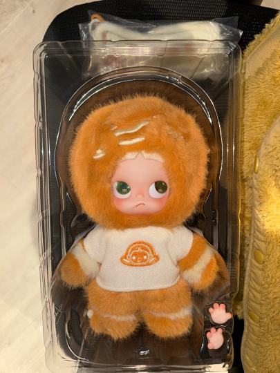 入手泡泡马特Zsiga姜饼人堪称近期最惊喜的潮玩体验，从视觉颜值到互动乐趣都全程在线，治愈感拉满！20cm的尺寸拿在手里分量十足，粉白肌搭配白发造型自带时髦滤镜，脸颊和鼻尖的淡腮红增添了软萌微醺感，圣