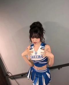 “欧尼一起跟我跳舞吧🌧”
“今天也要开心💙”来自🐱的祝