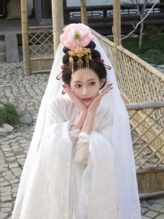 不管是暮晚摇还是孟子艺都超美的好吧。