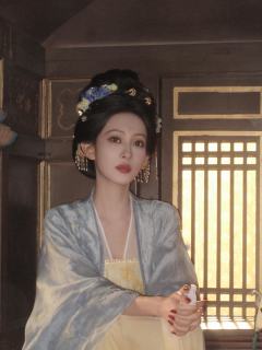 不管是暮晚摇还是孟子艺都超美的好吧。