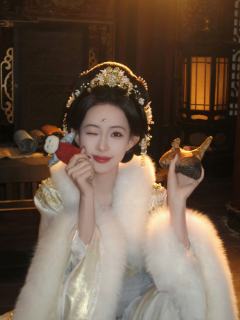 不管是暮晚摇还是孟子艺都超美的好吧。