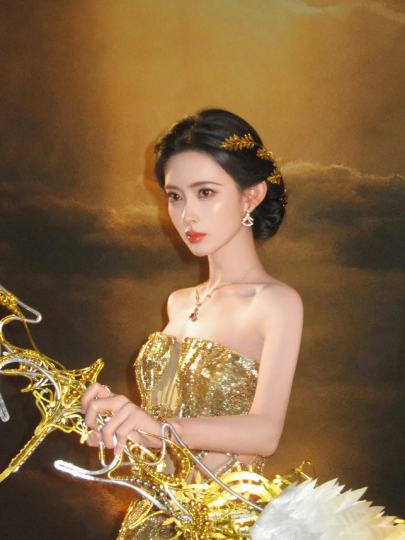 不管是暮晚摇还是孟子艺都超美的好吧。