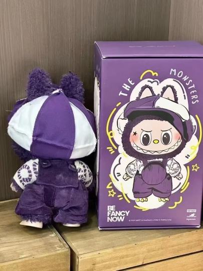 终于蹲到大米兰1.0联名款了，拆盒的瞬间直接被惊艳到！紫调绒面的质感摸起来巨舒服，米兰元素的细节雕刻得超精致，不愧是联名款。
 
实物的紫调渐变比官图还要美，限量款的稀缺感直接拉满，摆在展示柜里一眼就