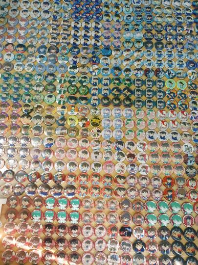 最后还是裸放了。也算存个档这么摆出来一看感觉吧唧也没有多少…。只放了方吧和部分小吧唧 大吧唧和异形吧唧摆不出来了我哭。最后请大家看毛茸茸的一堆小柯🤤