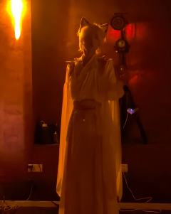 “我在幻想，你本来的样子也可以爱我至死。幻想在你心里，我是否