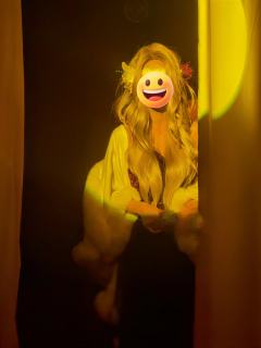 “我在幻想，你本来的样子也可以爱我至死。幻想在你心里，我是否