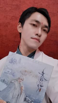 “我在幻想，你本来的样子也可以爱我至死。幻想在你心里，我是否